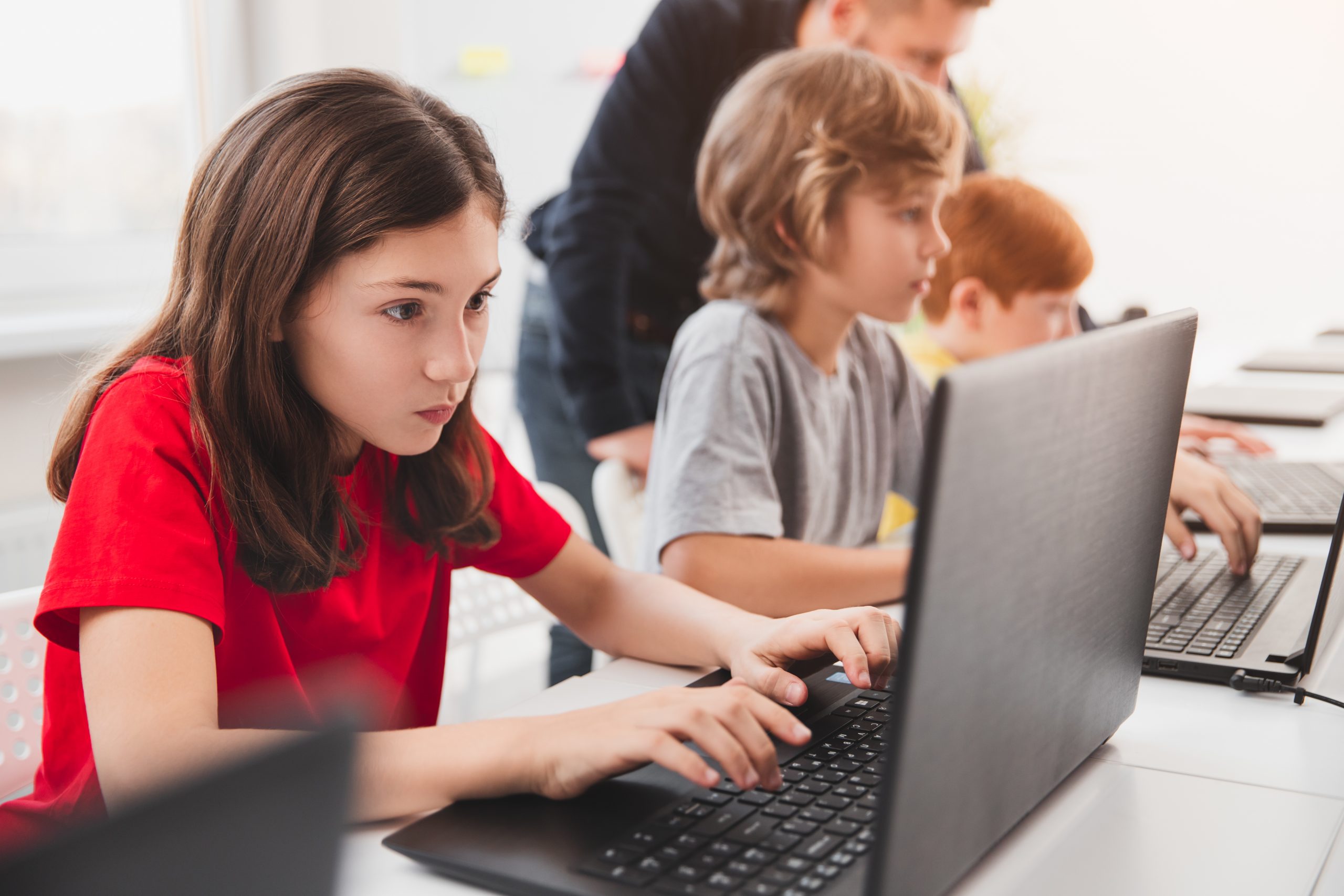 Programlama yetişkinlerle sınırlı değildir​. Programlamanın öğrenciye sağladığı faydalar tahmin edebileceğinizden çok daha fazladır.